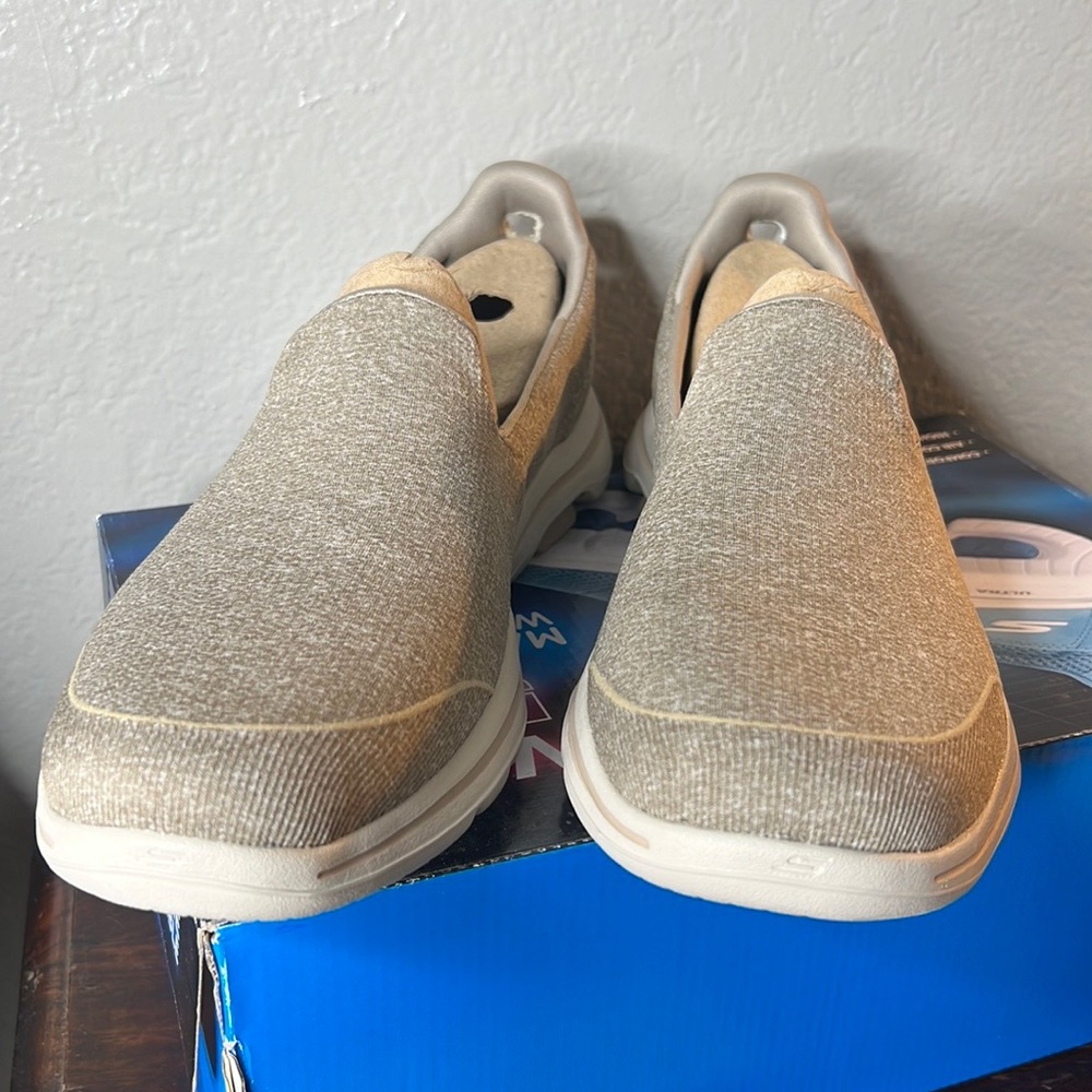 Skechers GOwalk 5 Slip-On Sneaker - Women's size 13 - Picture 4 of 8